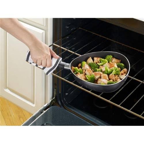 2.5 qt Non-Stick Triangle Easy Pour Pan in Black E1434